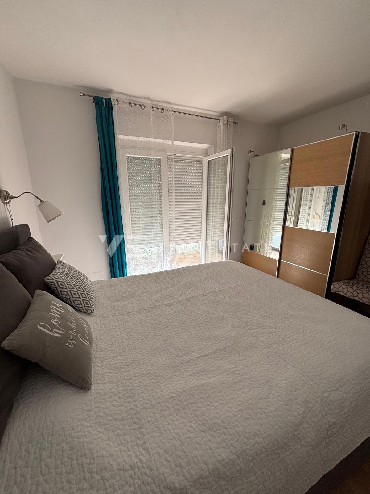 MODERNI DVONADSTROPNI APARTMA S POGLEDOM NA MORJE