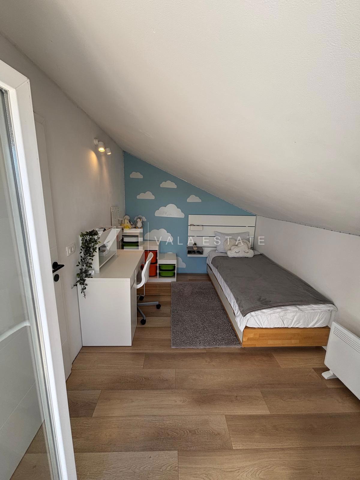 MODERNI DVONADSTROPNI APARTMA S POGLEDOM NA MORJE