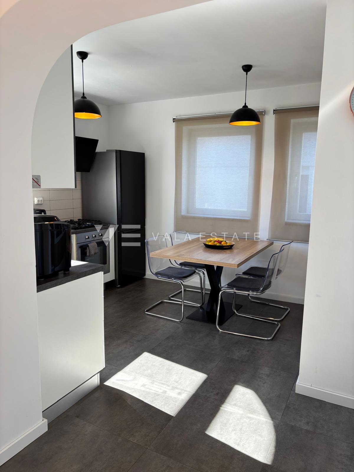 MODERNI DVONADSTROPNI APARTMA S POGLEDOM NA MORJE