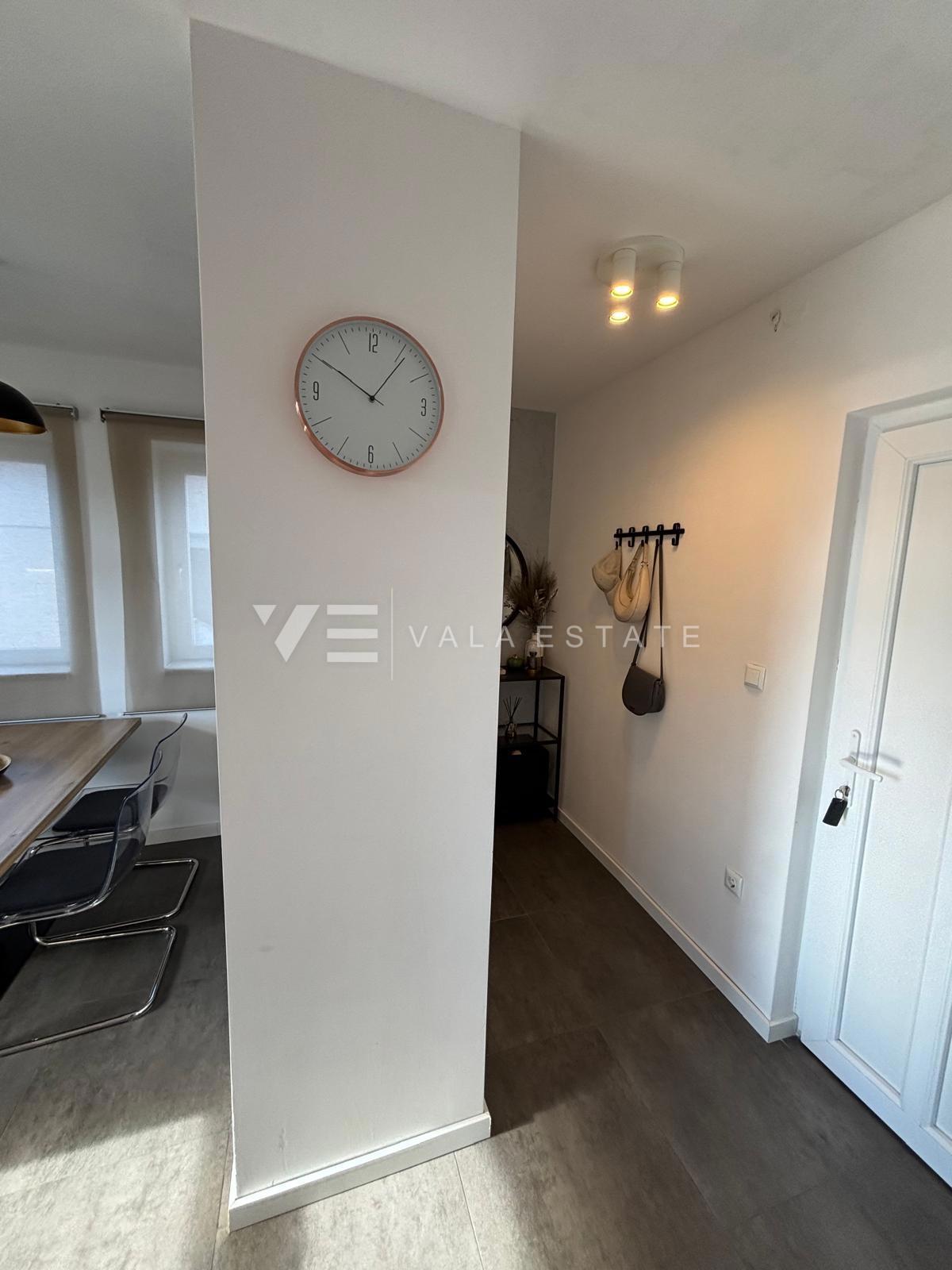 MODERNI DVONADSTROPNI APARTMA S POGLEDOM NA MORJE