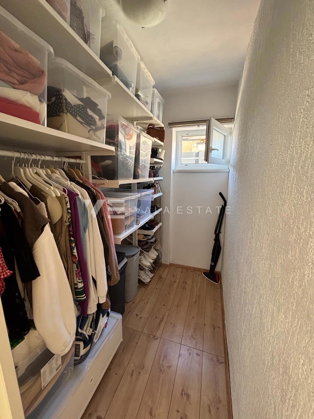 MODERNI DVONADSTROPNI APARTMA S POGLEDOM NA MORJE