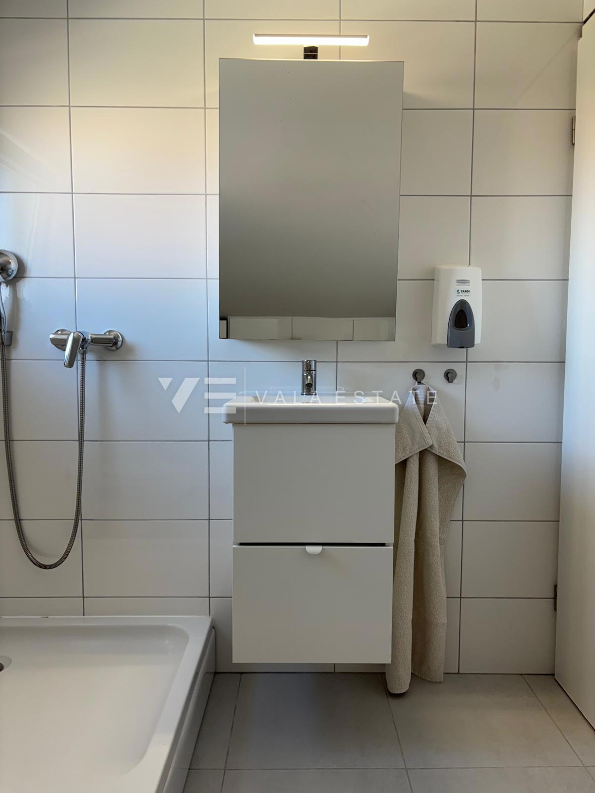 MODERNI DVONADSTROPNI APARTMA S POGLEDOM NA MORJE