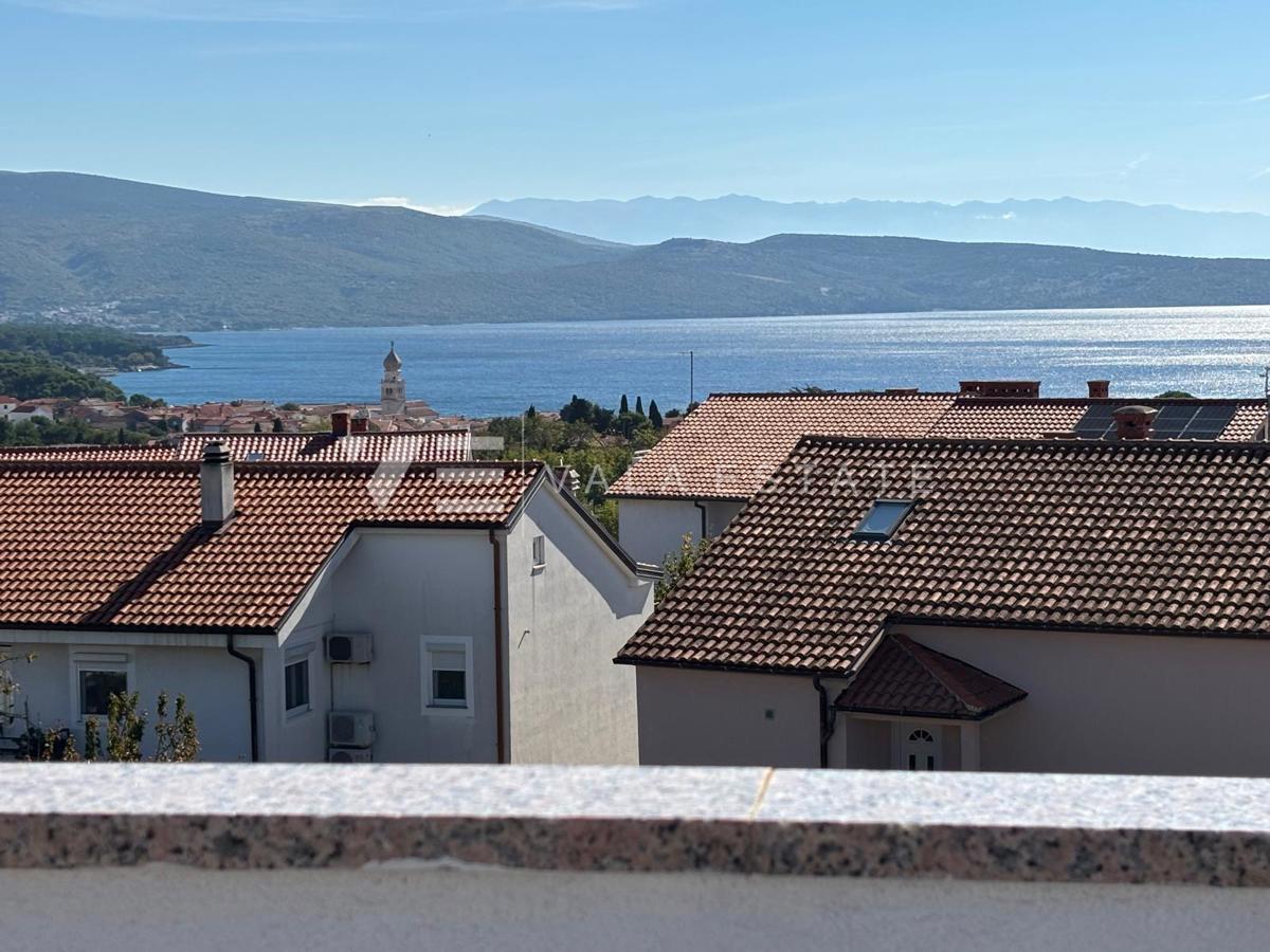 MODERNI DVONADSTROPNI APARTMA S POGLEDOM NA MORJE