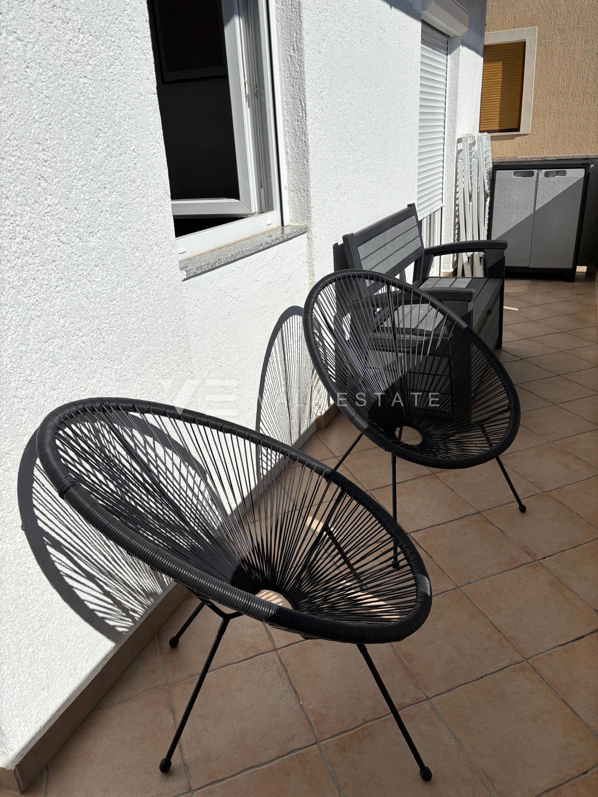 MODERNI DVONADSTROPNI APARTMA S POGLEDOM NA MORJE