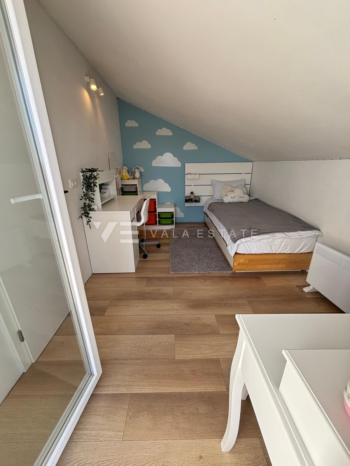 MODERNI DVONADSTROPNI APARTMA S POGLEDOM NA MORJE