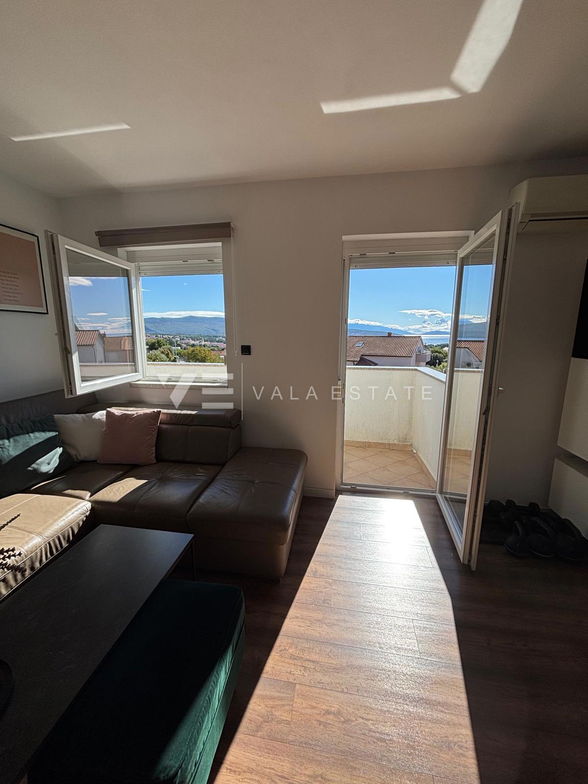 MODERNI DVONADSTROPNI APARTMA S POGLEDOM NA MORJE