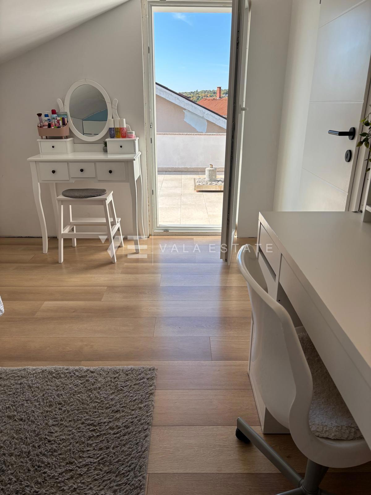 MODERNI DVONADSTROPNI APARTMA S POGLEDOM NA MORJE