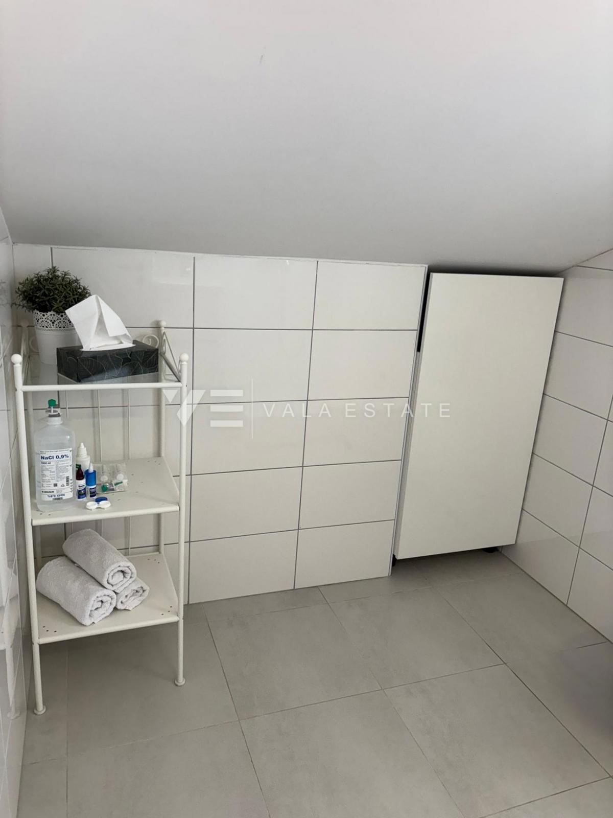 MODERNI DVONADSTROPNI APARTMA S POGLEDOM NA MORJE