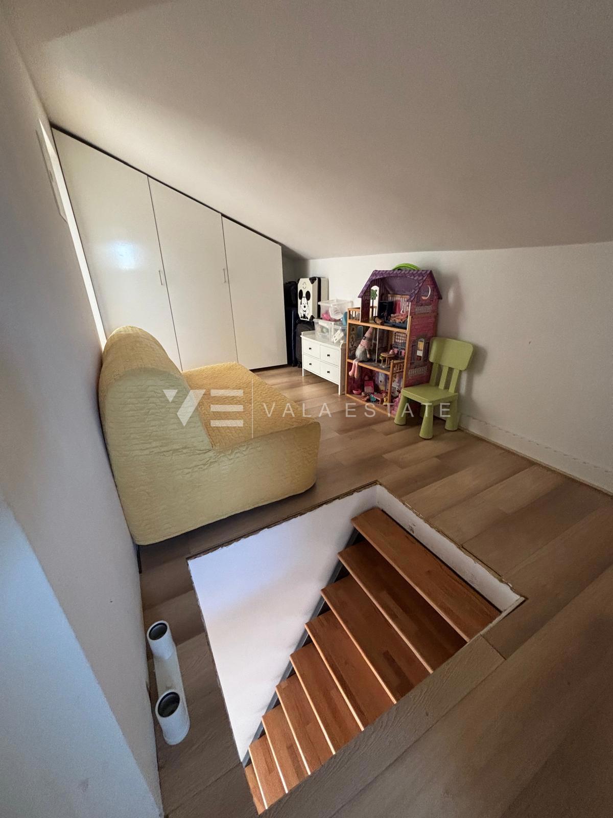 MODERNI DVONADSTROPNI APARTMA S POGLEDOM NA MORJE