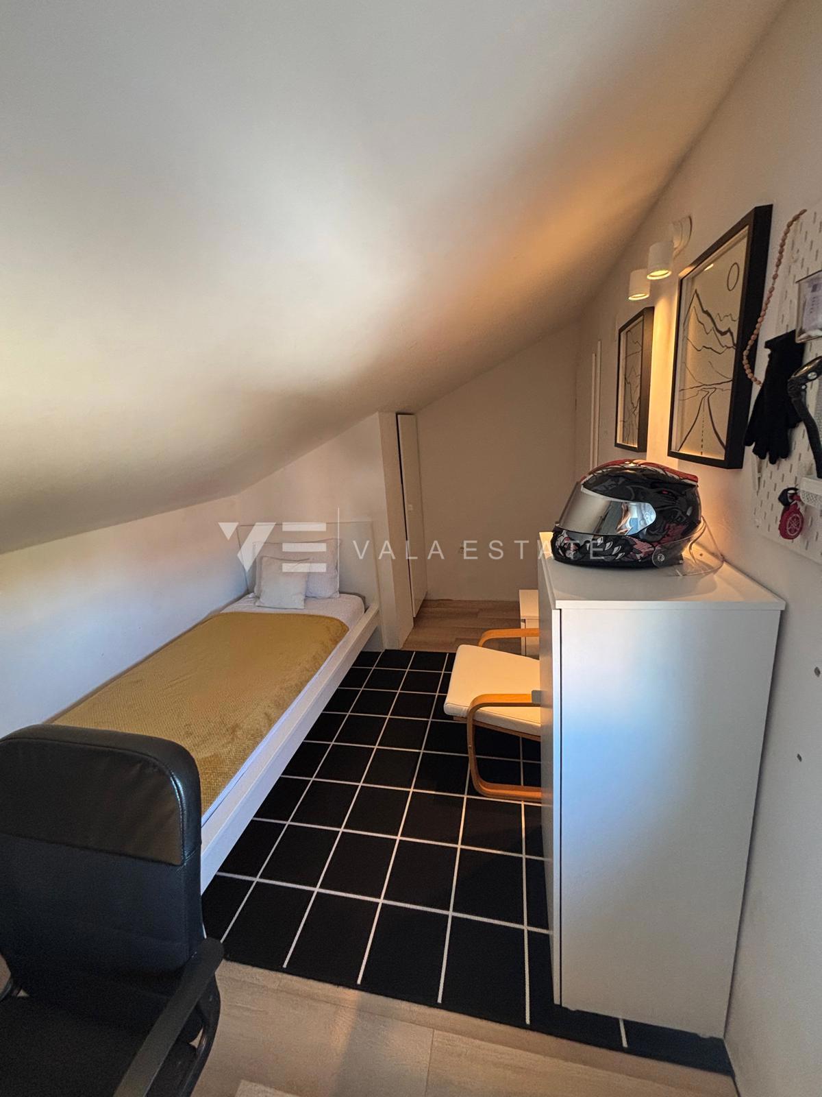 MODERNI DVONADSTROPNI APARTMA S POGLEDOM NA MORJE