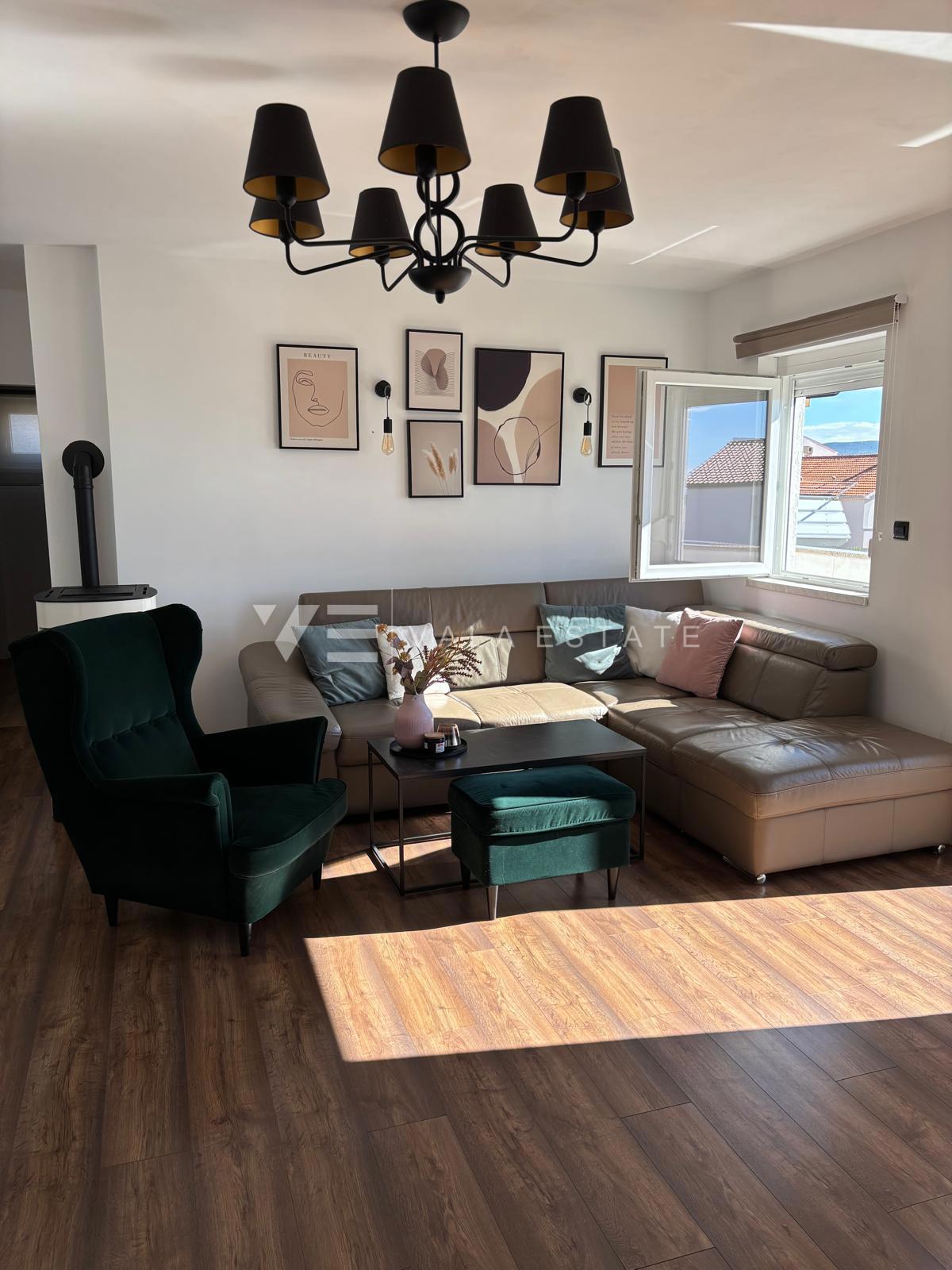 MODERNI DVONADSTROPNI APARTMA S POGLEDOM NA MORJE