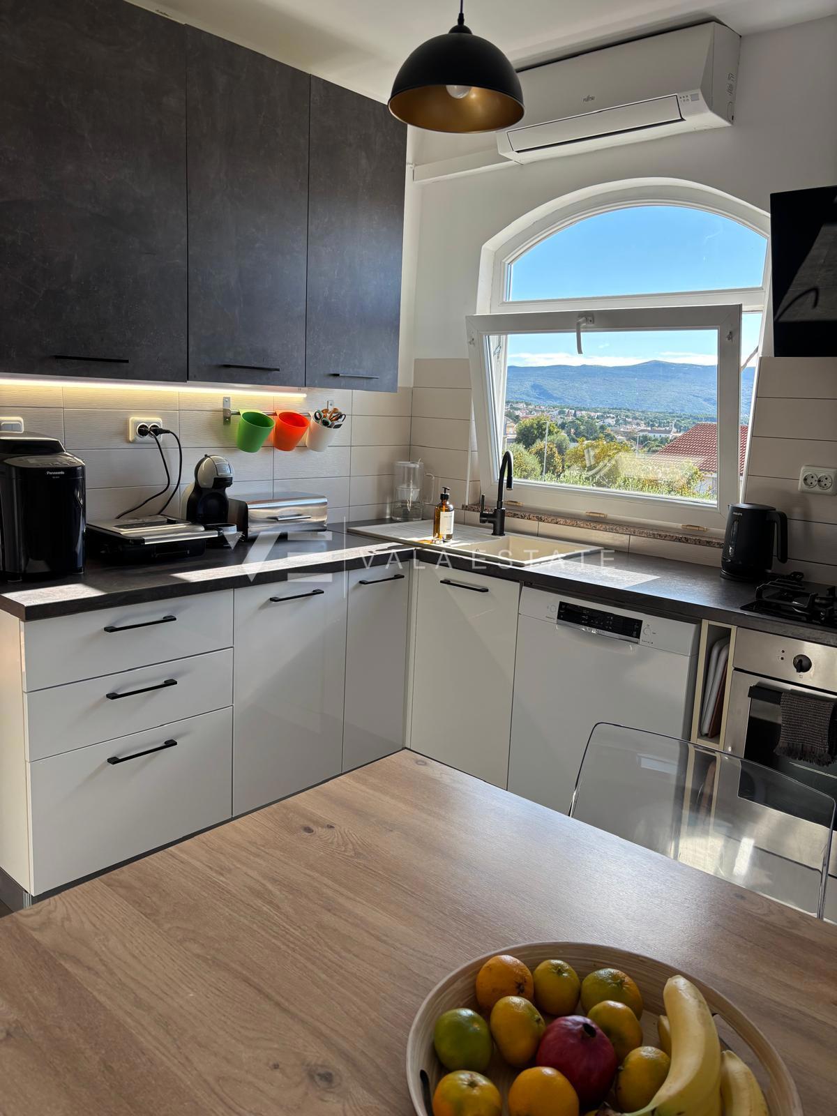 MODERNI DVONADSTROPNI APARTMA S POGLEDOM NA MORJE