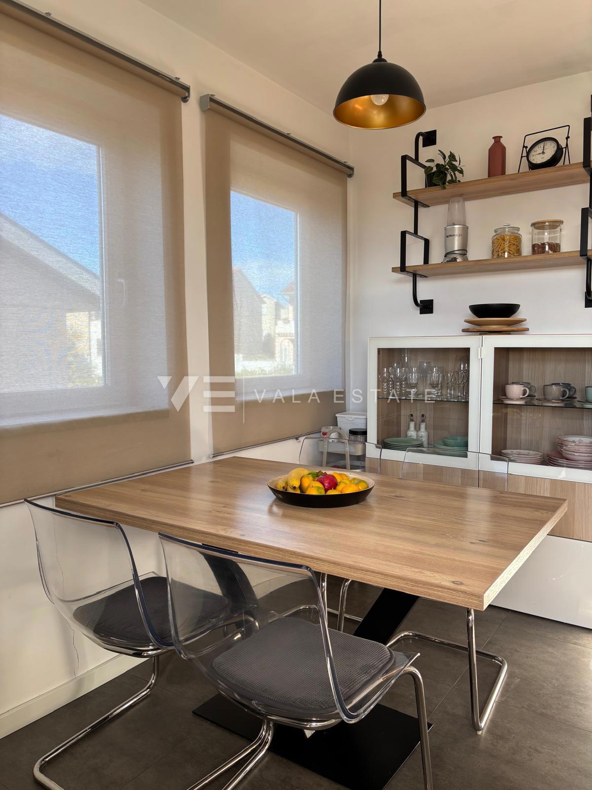 MODERNI DVONADSTROPNI APARTMA S POGLEDOM NA MORJE