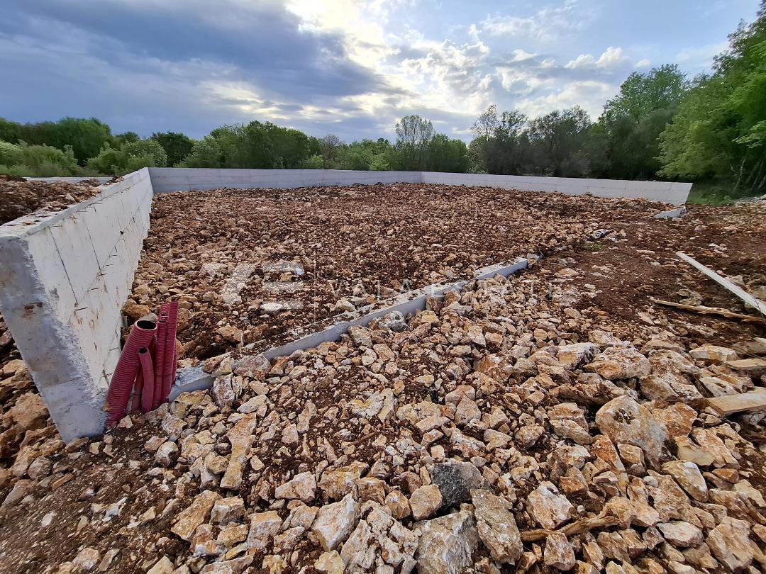 RAVNO ZAZIDLJIVO ZEMLJIŠČE NA MIRNI LOKACIJI