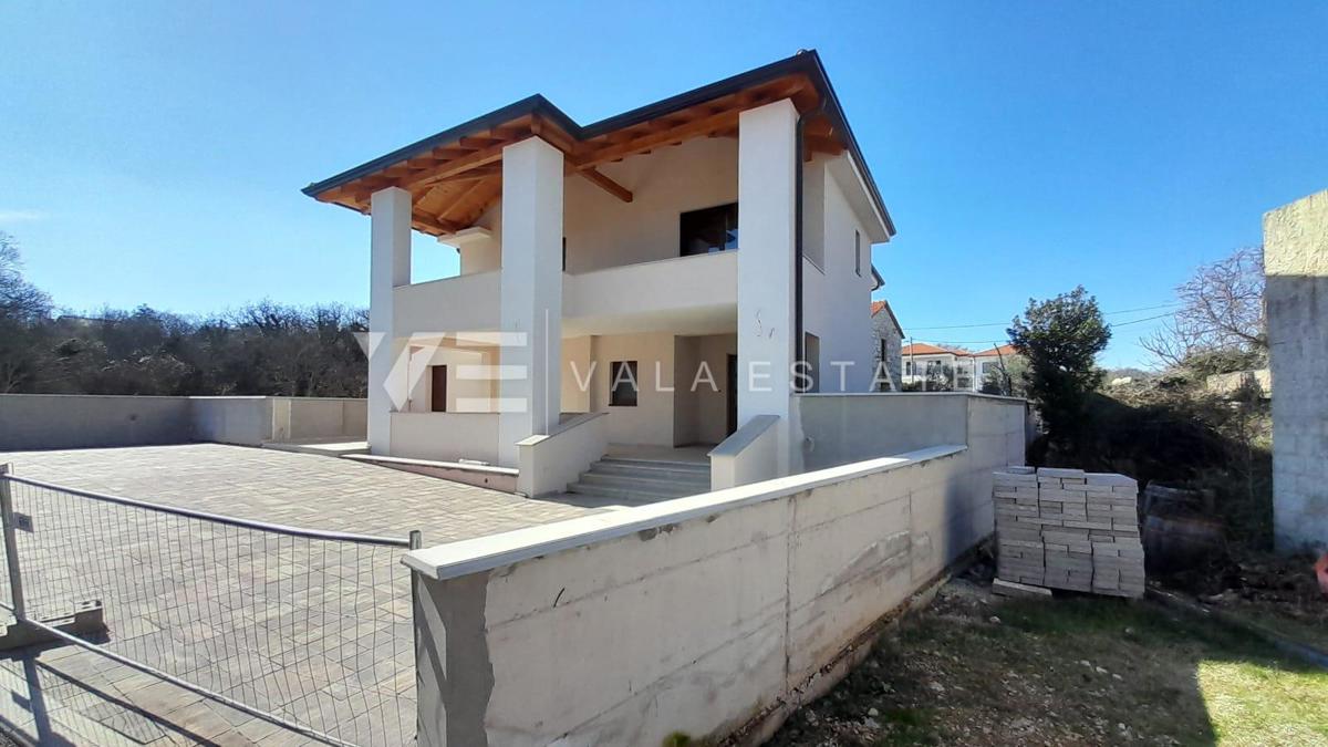 NOVA SAMOSTOJNA HIŠA Z BAZENOM NA MIRNI LOKACIJI