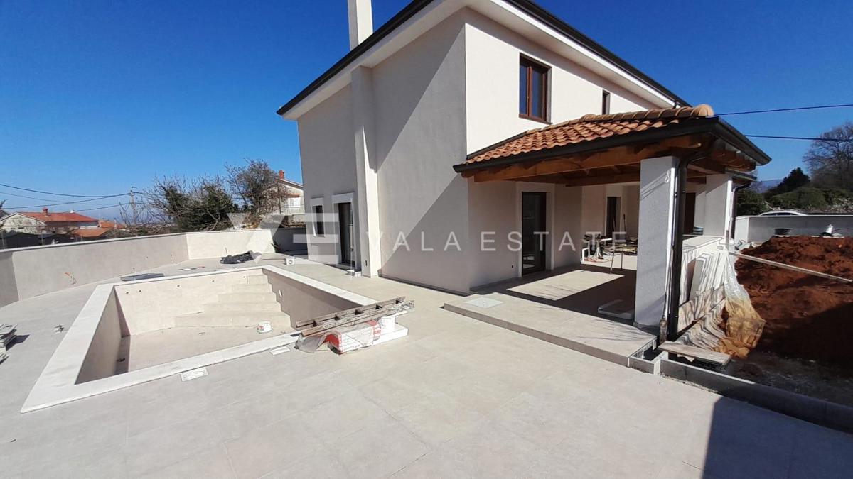 NOVA SAMOSTOJNA HIŠA Z BAZENOM NA MIRNI LOKACIJI