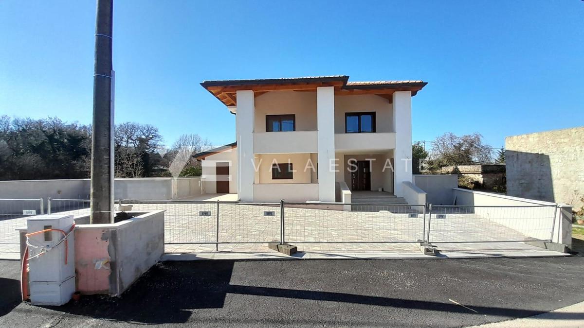 NOVA SAMOSTOJNA HIŠA Z BAZENOM NA MIRNI LOKACIJI