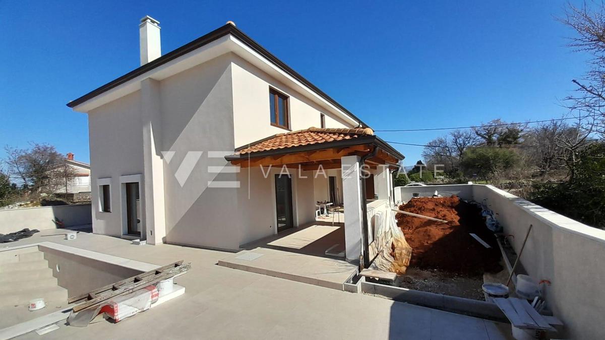 NOVA SAMOSTOJNA HIŠA Z BAZENOM NA MIRNI LOKACIJI