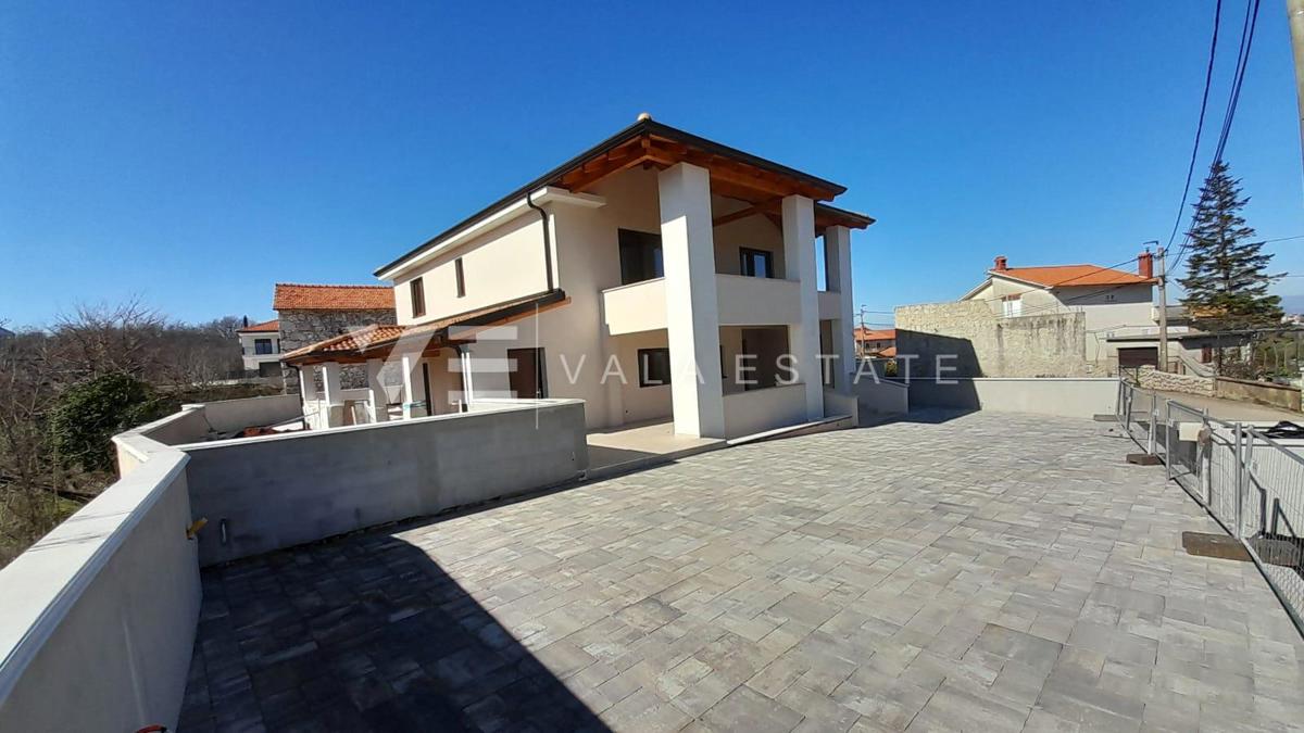 NOVA SAMOSTOJNA HIŠA Z BAZENOM NA MIRNI LOKACIJI