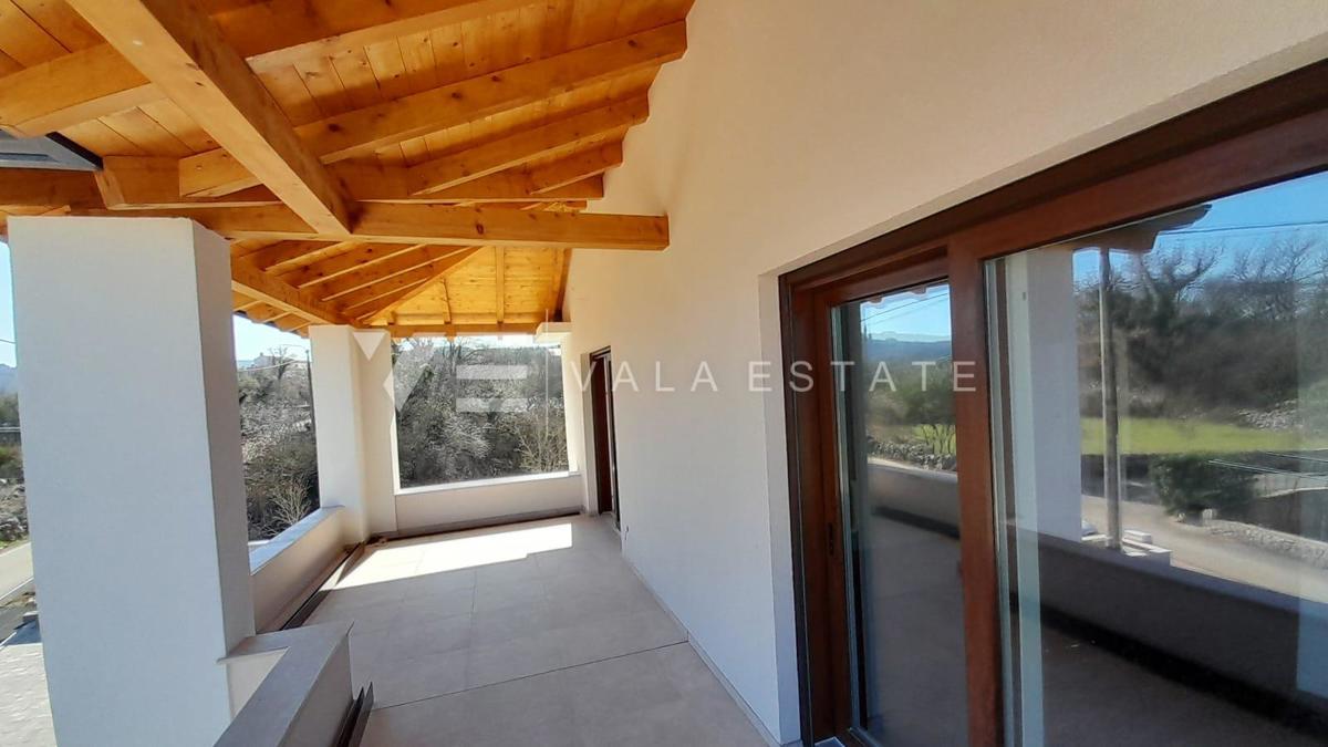 NOVA SAMOSTOJNA HIŠA Z BAZENOM NA MIRNI LOKACIJI