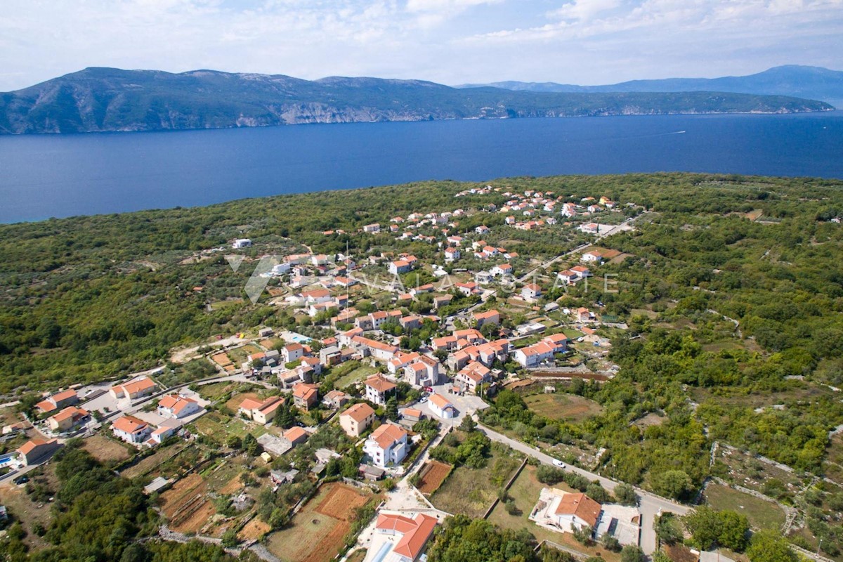 ZAZIDLJIVO ZEMLJIŠČE S POGLEDOM NA MORJE NA MIRNI LOKACIJI