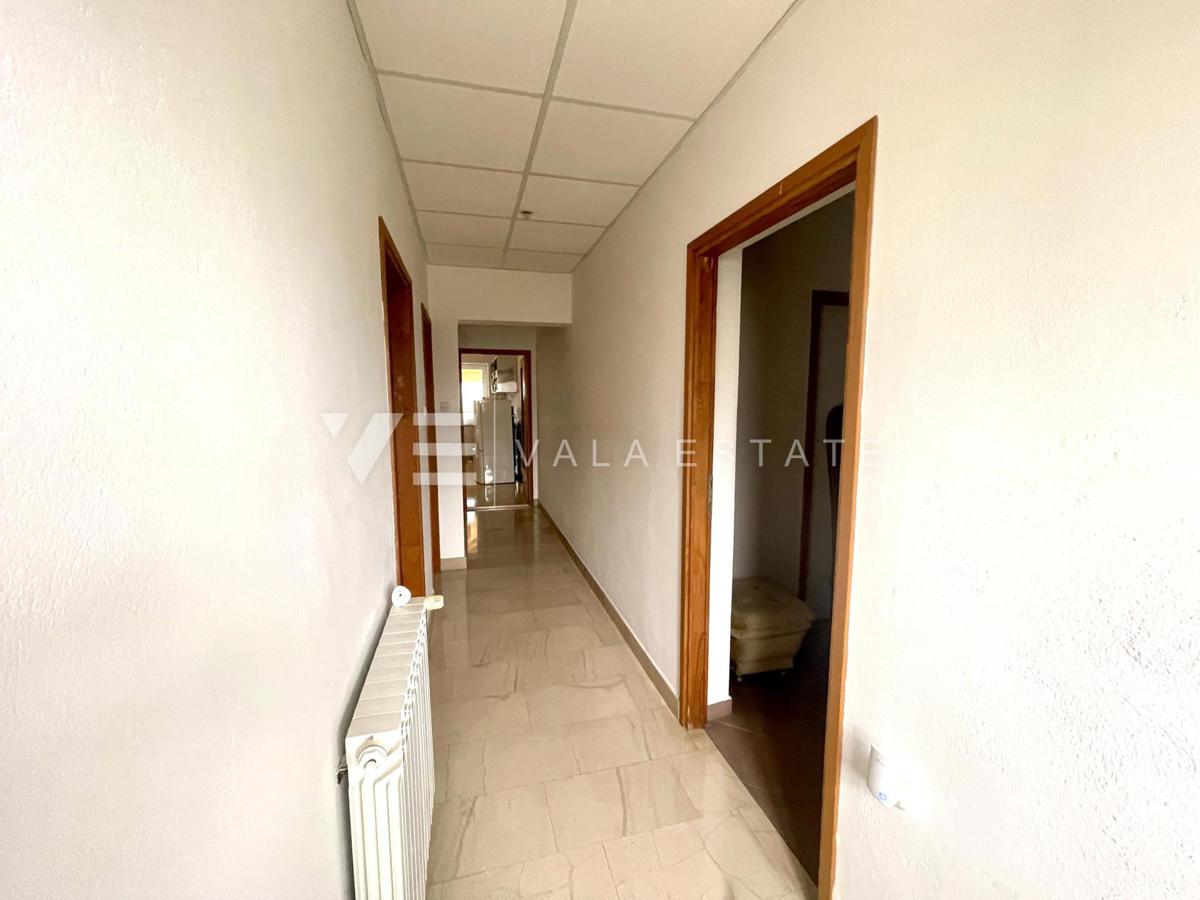 SAMOSTOJNA HIŠA Z VELIKIM VRTOM IN BAZENOM NA ODLIČNI LOKACIJI