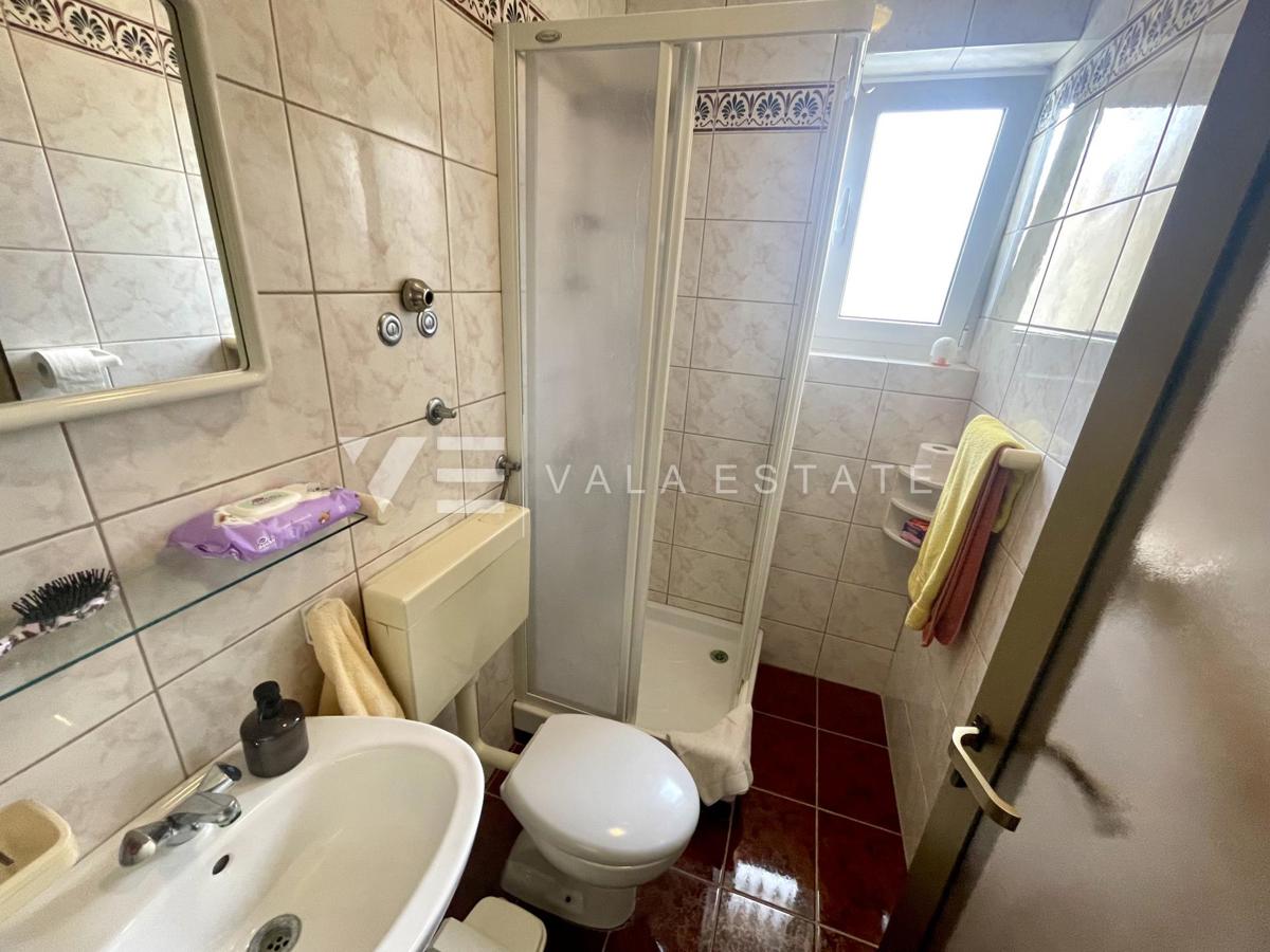 SAMOSTOJNA HIŠA Z VELIKIM VRTOM IN BAZENOM NA ODLIČNI LOKACIJI