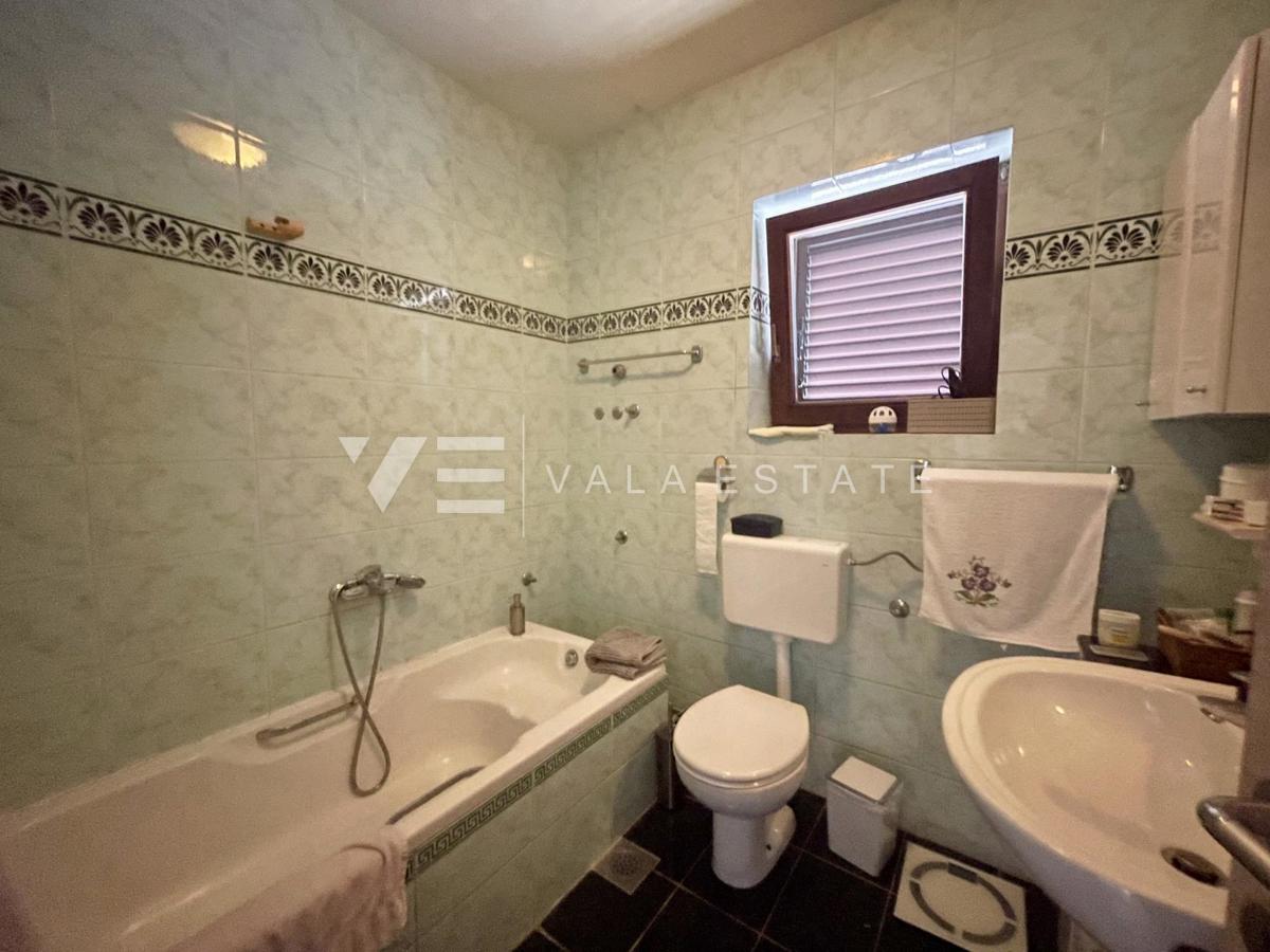 SAMOSTOJNA HIŠA Z VELIKIM VRTOM IN BAZENOM NA ODLIČNI LOKACIJI