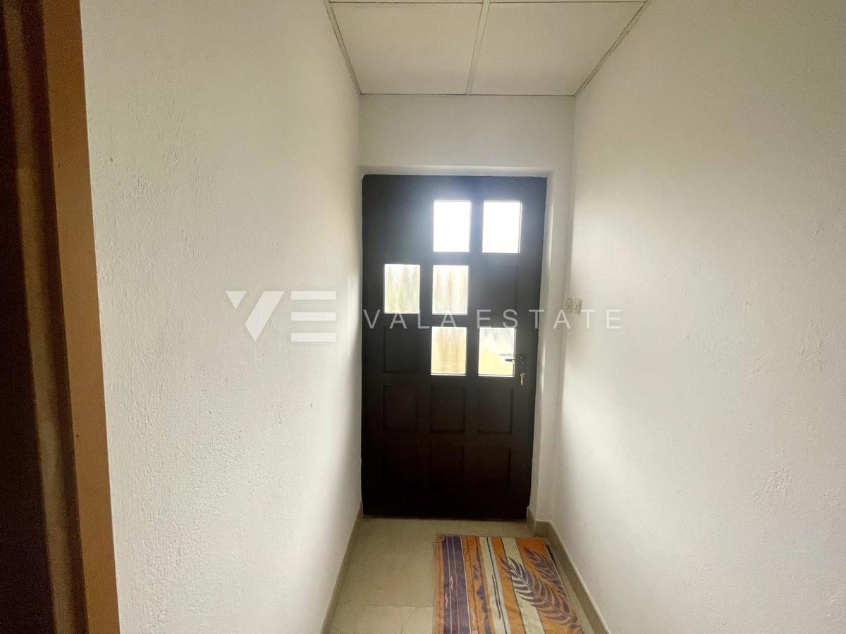 SAMOSTOJNA HIŠA Z VELIKIM VRTOM IN BAZENOM NA ODLIČNI LOKACIJI