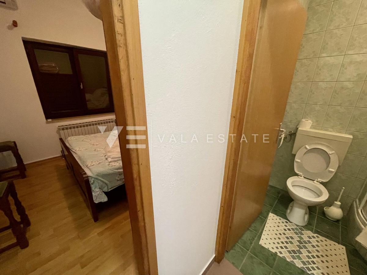 SAMOSTOJNA HIŠA Z VELIKIM VRTOM IN BAZENOM NA ODLIČNI LOKACIJI