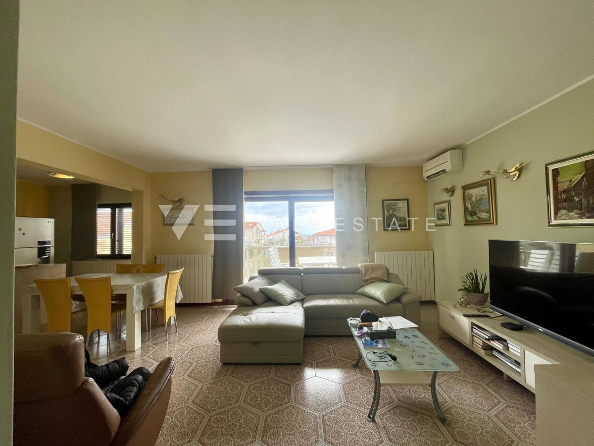 SAMOSTOJNA HIŠA Z VELIKIM VRTOM IN BAZENOM NA ODLIČNI LOKACIJI