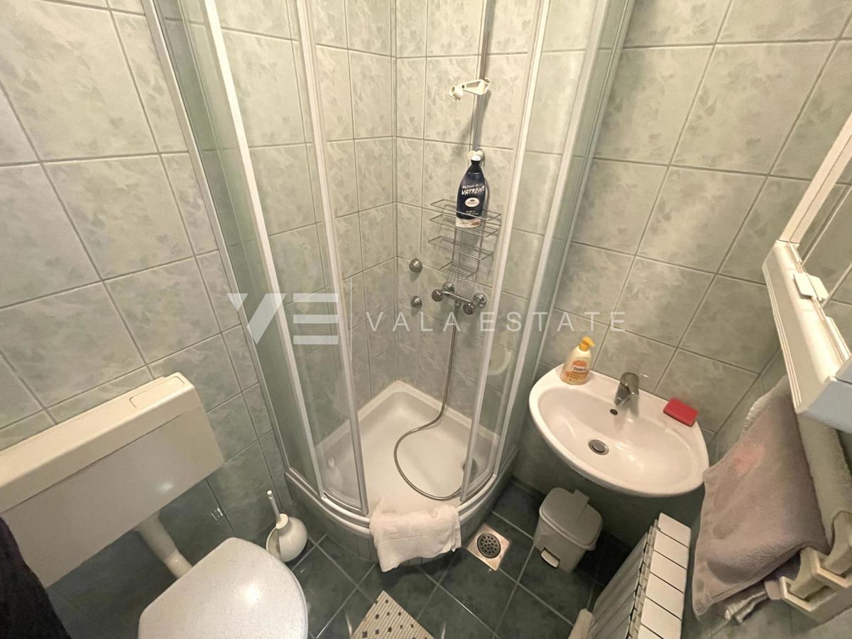 SAMOSTOJNA HIŠA Z VELIKIM VRTOM IN BAZENOM NA ODLIČNI LOKACIJI