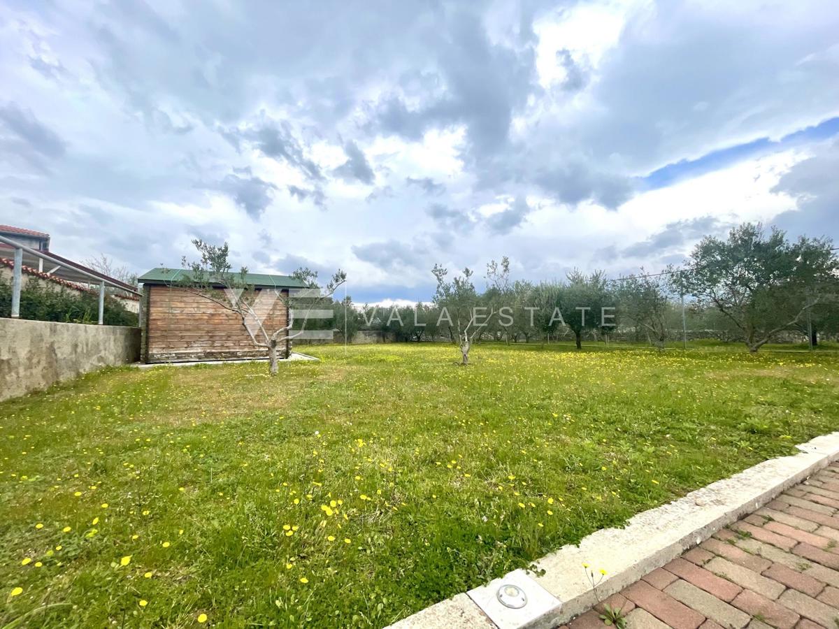 SAMOSTOJNA HIŠA Z VELIKIM VRTOM IN BAZENOM NA ODLIČNI LOKACIJI