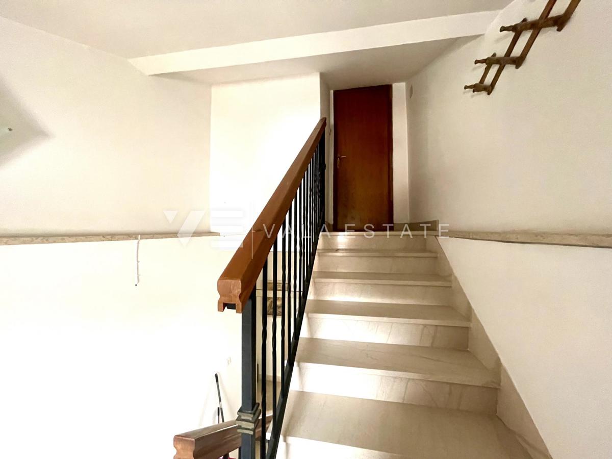 SAMOSTOJNA HIŠA Z VELIKIM VRTOM IN BAZENOM NA ODLIČNI LOKACIJI