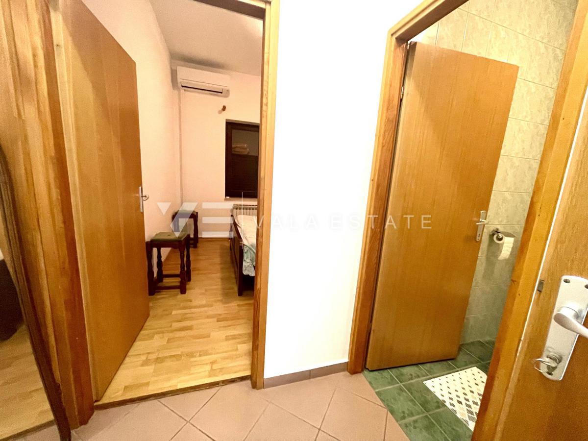 SAMOSTOJNA HIŠA Z VELIKIM VRTOM IN BAZENOM NA ODLIČNI LOKACIJI