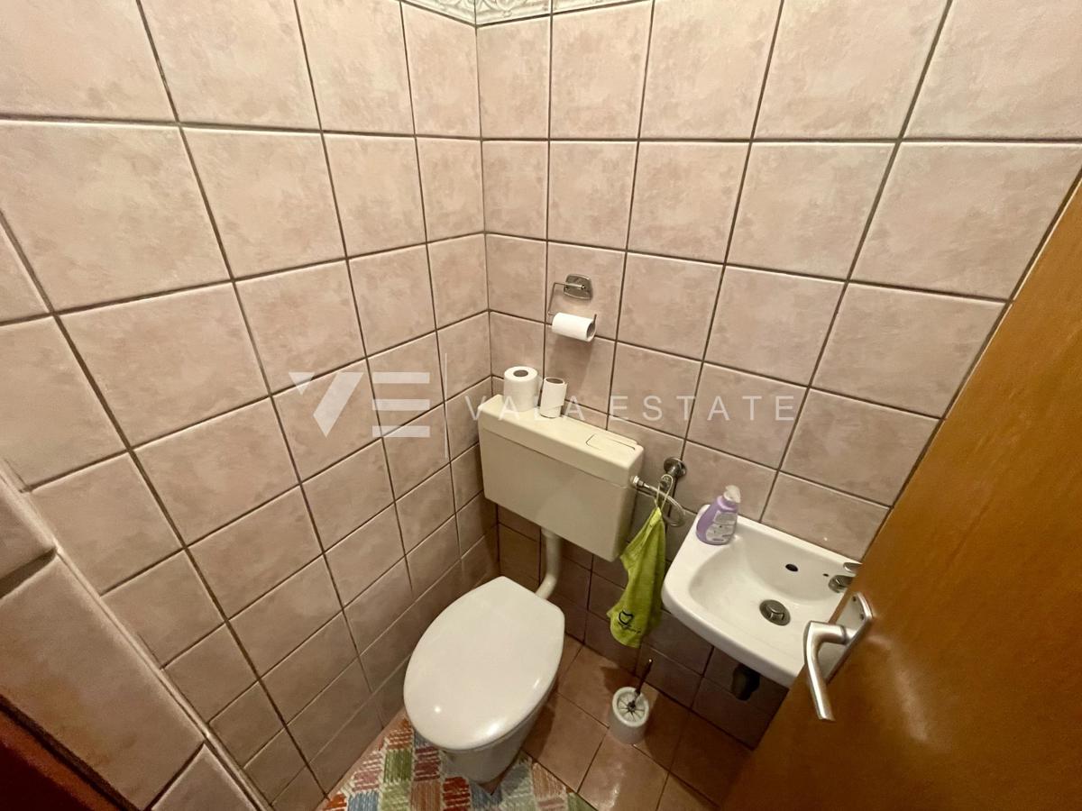 SAMOSTOJNA HIŠA Z VELIKIM VRTOM IN BAZENOM NA ODLIČNI LOKACIJI