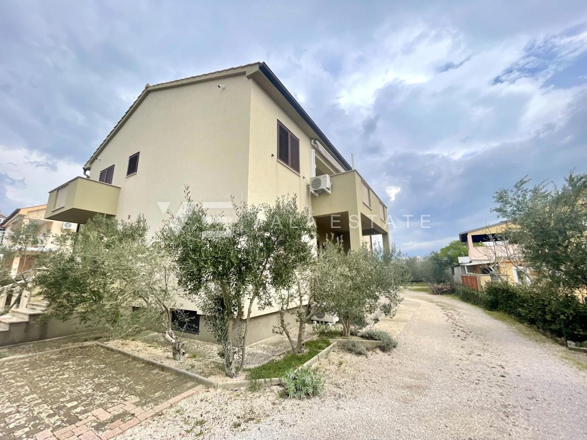 SAMOSTOJNA HIŠA Z VELIKIM VRTOM IN BAZENOM NA ODLIČNI LOKACIJI