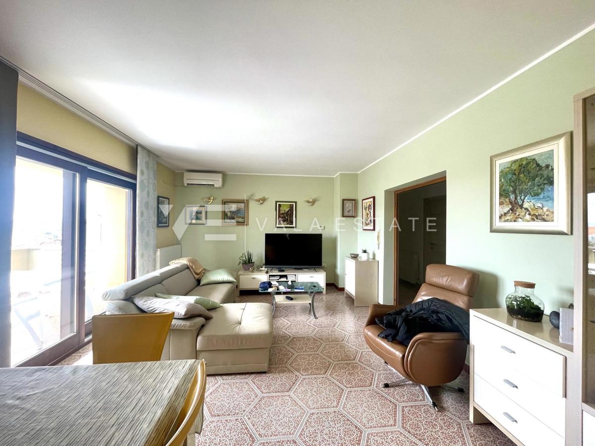 SAMOSTOJNA HIŠA Z VELIKIM VRTOM IN BAZENOM NA ODLIČNI LOKACIJI