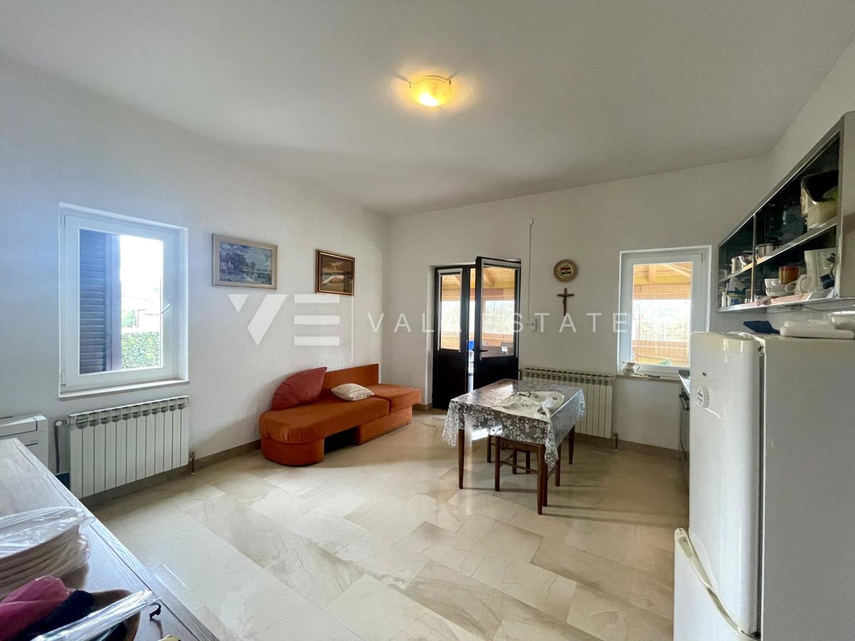 SAMOSTOJNA HIŠA Z VELIKIM VRTOM IN BAZENOM NA ODLIČNI LOKACIJI