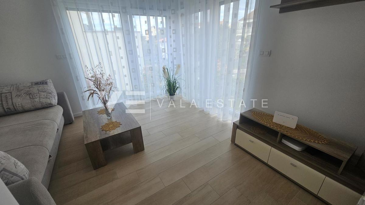 TRINADSTROPNO APARTMA Z BAZENOM IN STREŠNO TERASO LE 300 M DO MORJA