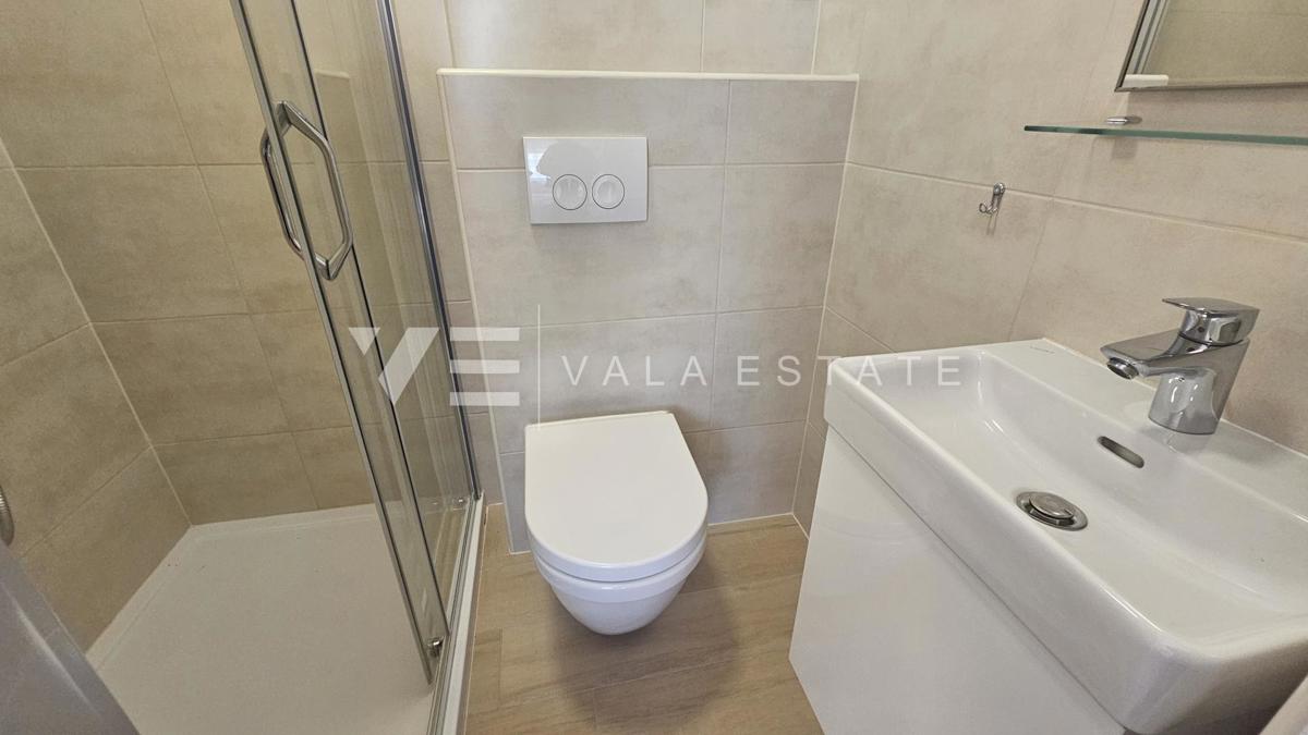 TRINADSTROPNO APARTMA Z BAZENOM IN STREŠNO TERASO LE 300 M DO MORJA
