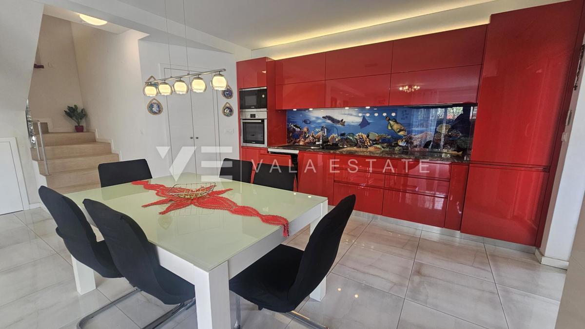 TRINADSTROPNO APARTMA Z BAZENOM IN STREŠNO TERASO LE 300 M DO MORJA