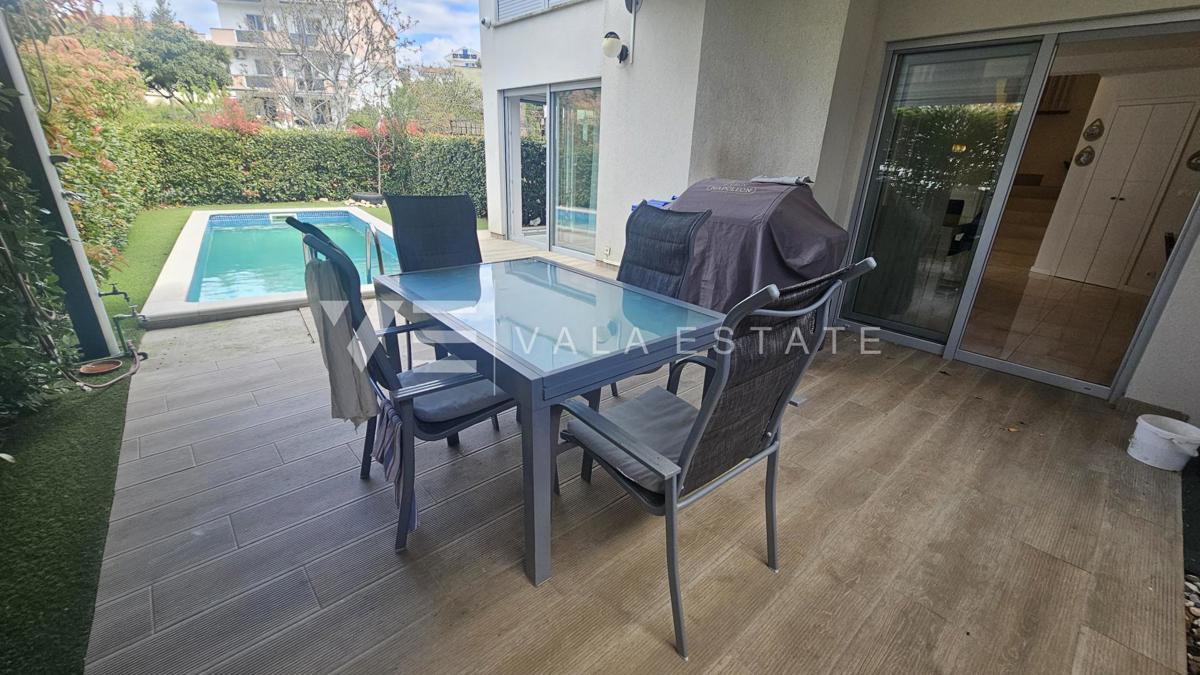 TRINADSTROPNO APARTMA Z BAZENOM IN STREŠNO TERASO LE 300 M DO MORJA