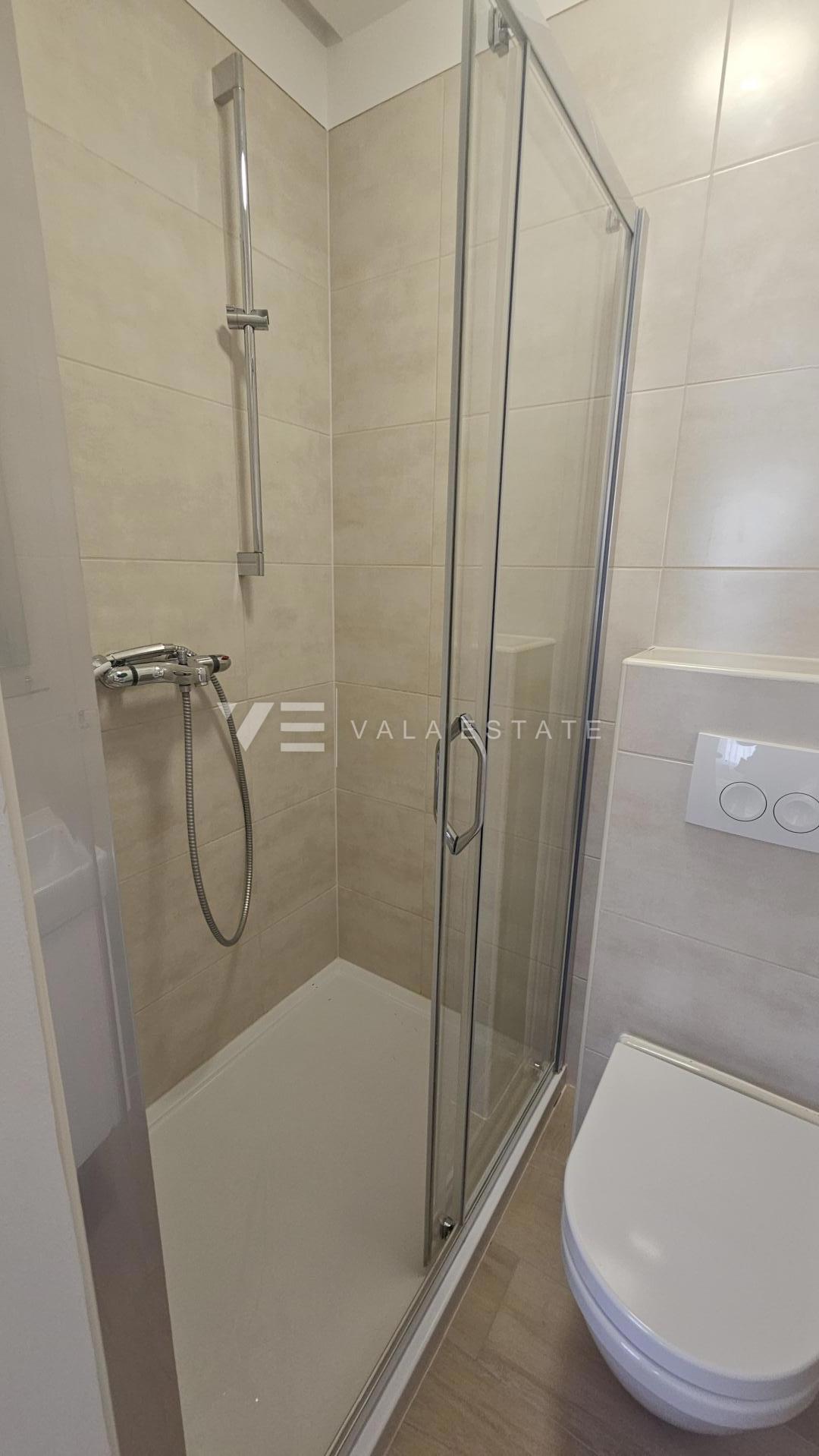 TRINADSTROPNO APARTMA Z BAZENOM IN STREŠNO TERASO LE 300 M DO MORJA
