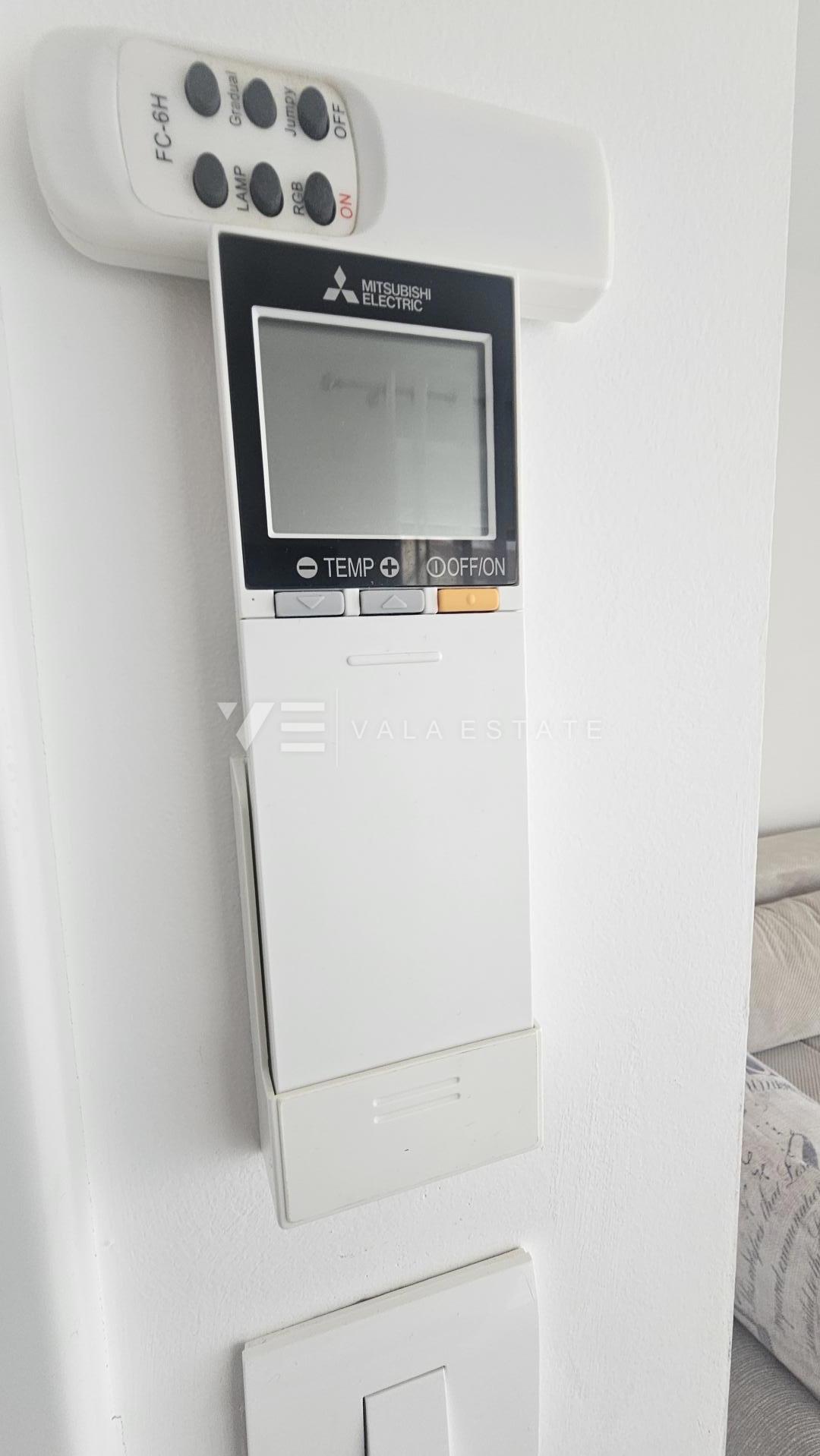 TRINADSTROPNO APARTMA Z BAZENOM IN STREŠNO TERASO LE 300 M DO MORJA