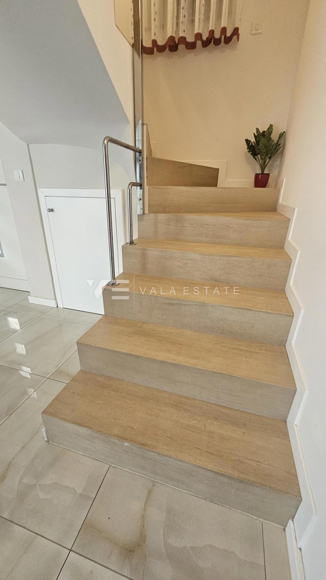 TRINADSTROPNO APARTMA Z BAZENOM IN STREŠNO TERASO LE 300 M DO MORJA