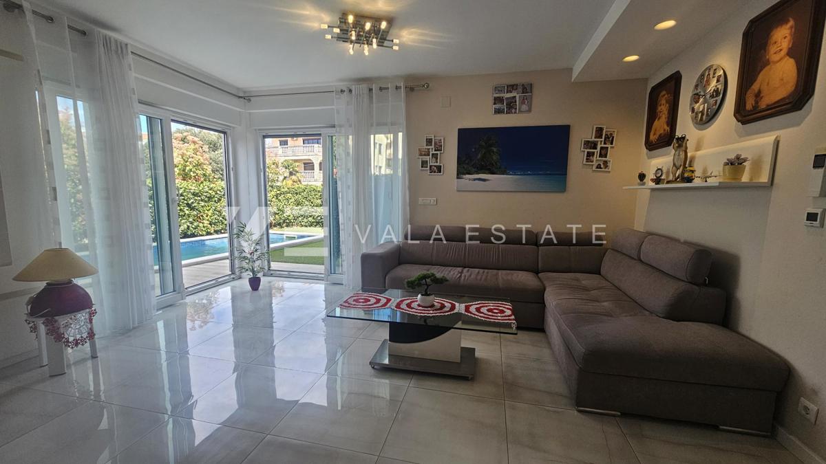 TRINADSTROPNO APARTMA Z BAZENOM IN STREŠNO TERASO LE 300 M DO MORJA