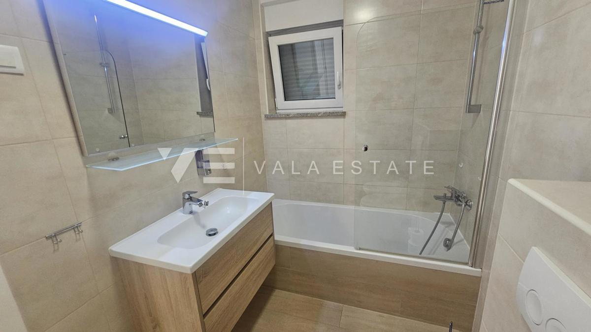 TRINADSTROPNO APARTMA Z BAZENOM IN STREŠNO TERASO LE 300 M DO MORJA