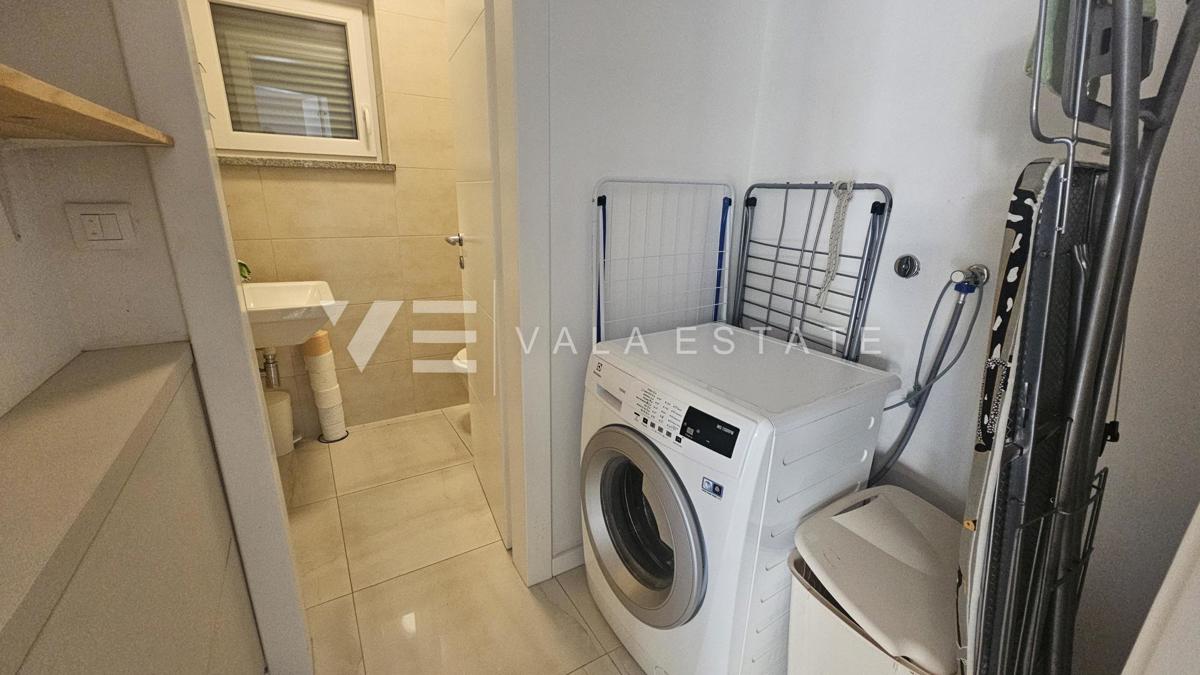 TRINADSTROPNO APARTMA Z BAZENOM IN STREŠNO TERASO LE 300 M DO MORJA