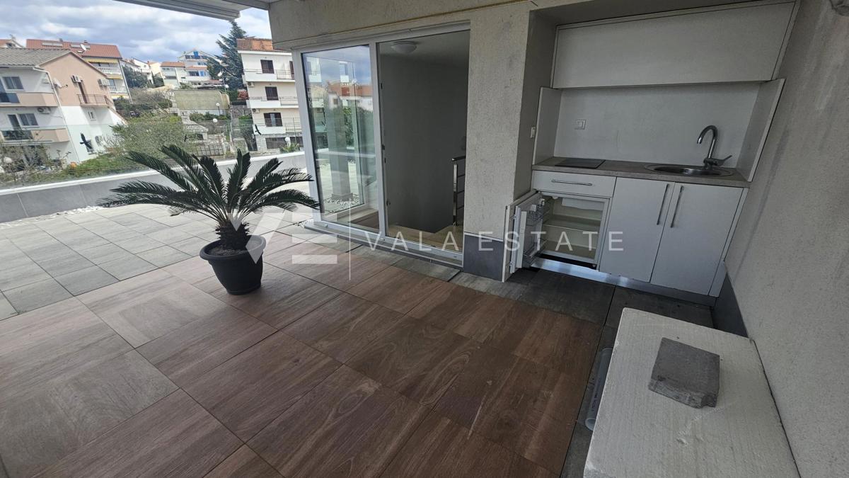 TRINADSTROPNO APARTMA Z BAZENOM IN STREŠNO TERASO LE 300 M DO MORJA